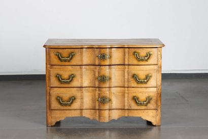 Commode en chêne ouvrant à trois tiroirs...