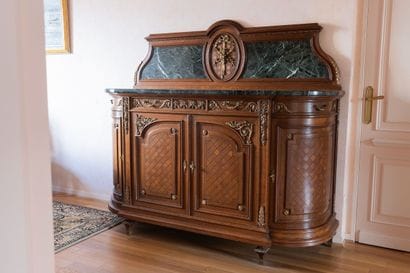 Mobilier de salle à manger en chêne mouluré...