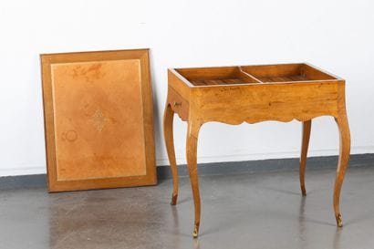 Table tric-trac en merisier. Plateau amovible...