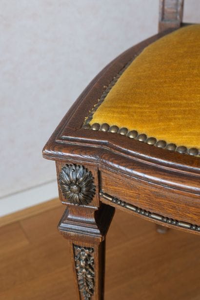 Mobilier de salle à manger en chêne mouluré...