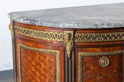 Commode demi-lune en marqueterie de bois...