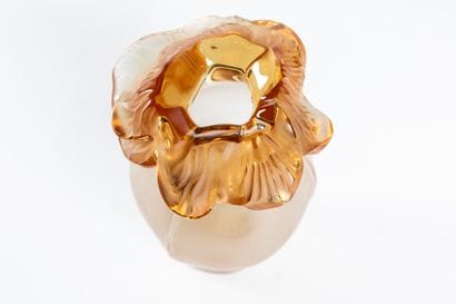 LALIQUE R. France
Vase en verre jaune orangé,...