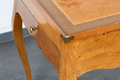 Table tric-trac en merisier. Plateau amovible...