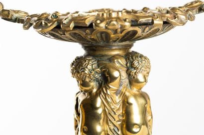 Paire de coupes en bronze et cuivre. La base...