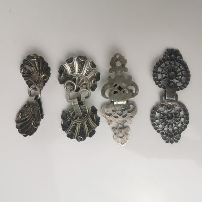 QUATRE PAIRES D'AGRAFES DE CAPE en argent...