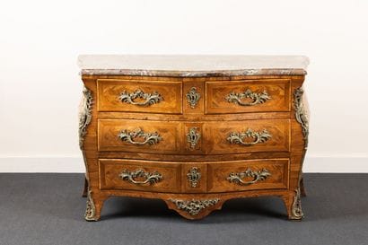 Commode bombée et galbée en façade et sur...