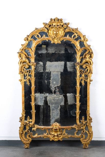 Grand miroir à parecloses en bois sculpté...