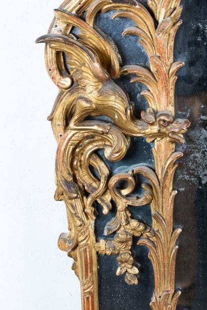 Grand miroir à parecloses en bois sculpté...