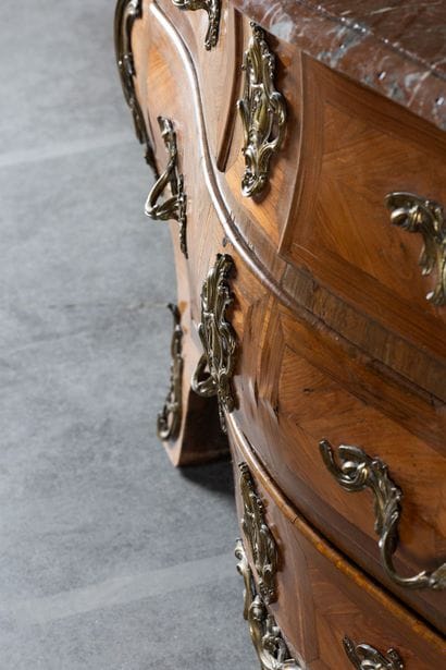 Commode en marqueterie de bois de rose et...