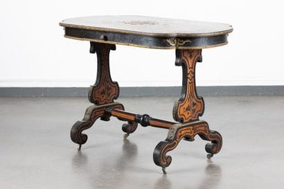 Table de salon en marqueterie, le plateau...