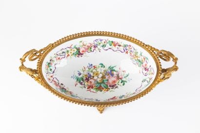 Coupe creuse de forme navette en porcelaine...