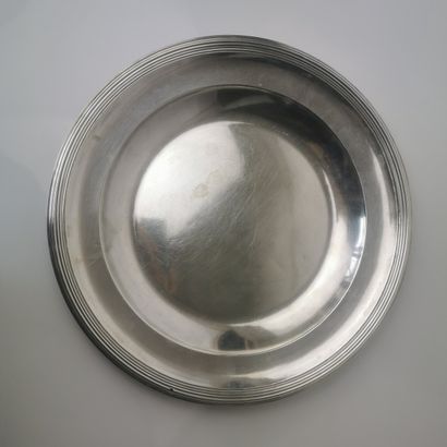 PLAT en argent (950). PARIS, orfèvre DUP?,...