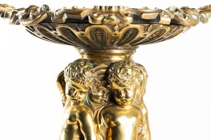 Paire de coupes en bronze et cuivre. La base...