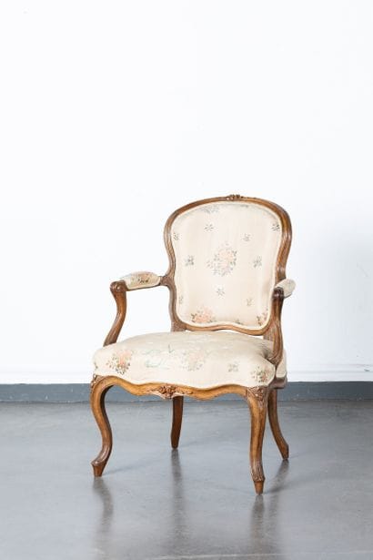 Fauteuil cabriolet en noyer mouluré et sculpté....