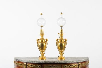 Paire de lampes en bronze ciselé et doré....
