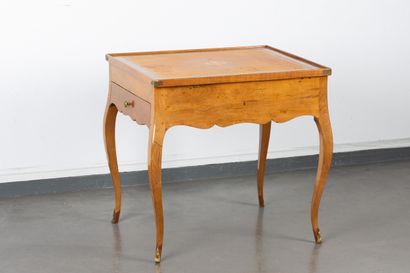 Table tric-trac en merisier. Plateau amovible...