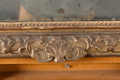 Miroir en bois doré et sculpté de coquilles,...