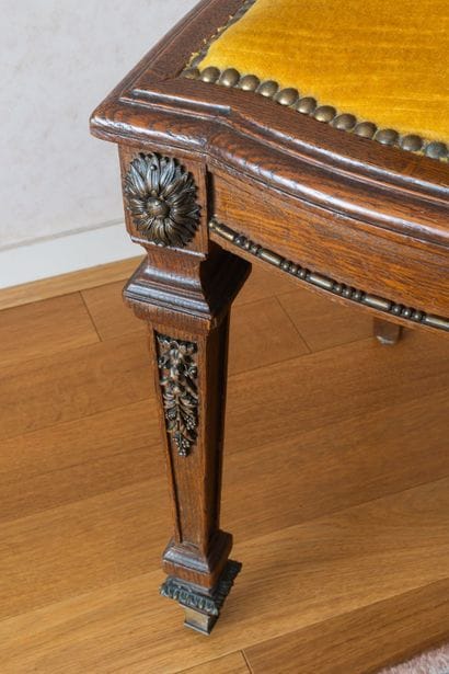 Mobilier de salle à manger en chêne mouluré...