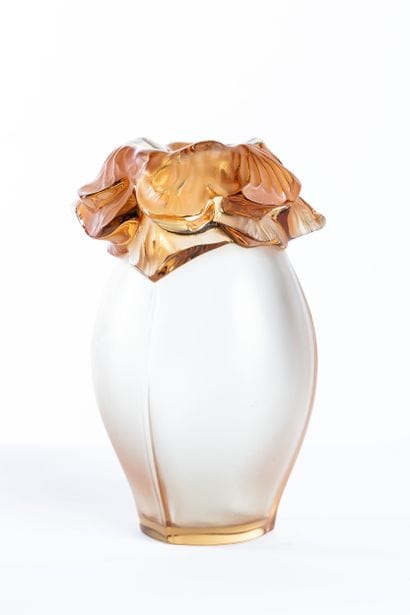 LALIQUE R. France
Vase en verre jaune orangé,...