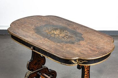 Table de salon en marqueterie, le plateau...
