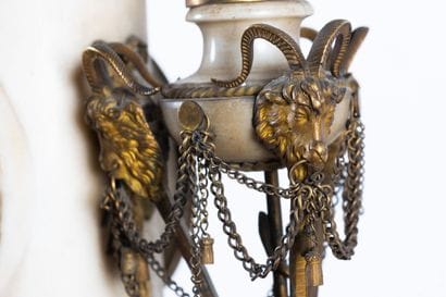 Pendule en marbre blanc et bronze ciselé...