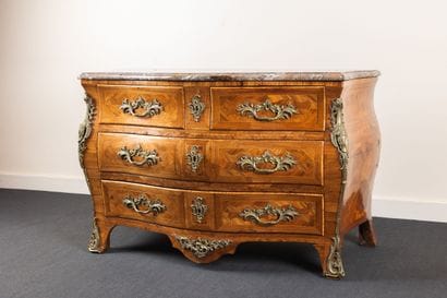 Commode bombée et galbée en façade et sur...