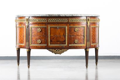 Commode demi-lune en marqueterie de bois...