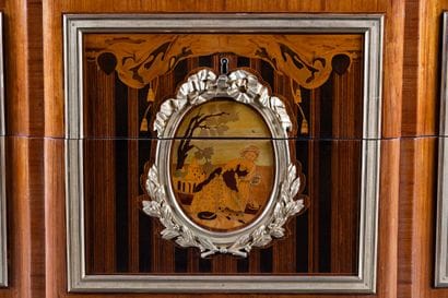 Commode en marqueterie de bois de rose, satiné,...