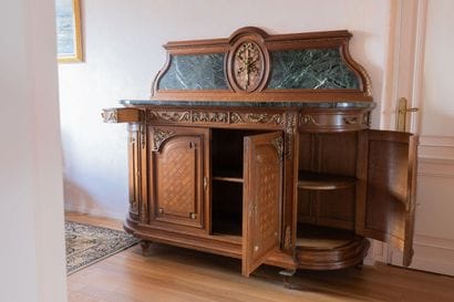 Mobilier de salle à manger en chêne mouluré...
