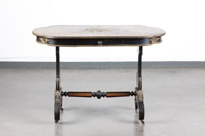 Table de salon en marqueterie, le plateau...