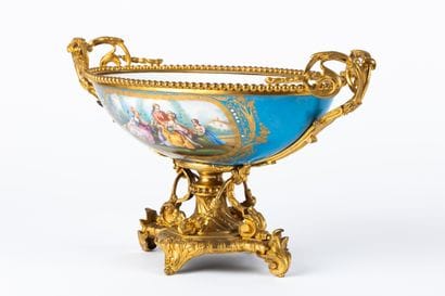 Coupe creuse de forme navette en porcelaine...