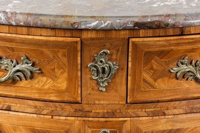 Commode bombée et galbée en façade et sur...