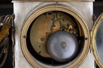Pendule en marbre blanc et bronze ciselé...