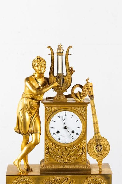 Importante pendule en bronze ciselé et doré...