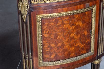 Commode demi-lune en marqueterie de bois...