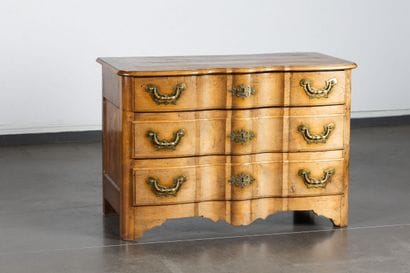 Commode en chêne ouvrant à trois tiroirs...
