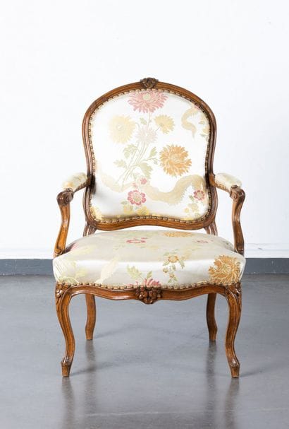 Fauteuil à dossier plat en hêtre mouluré...