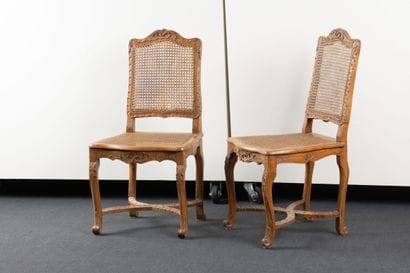 Paire de chaises en hêtre mouluré et sculpté...