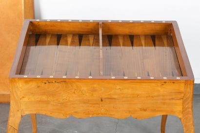 Table tric-trac en merisier. Plateau amovible...