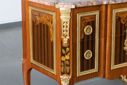 Commode en marqueterie de bois de rose, satiné,...