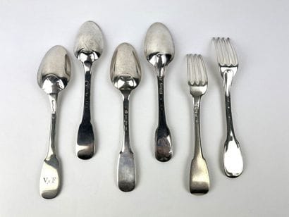 QUATRE CUILLERS A SOUPE ET DEUX FOURCHETTES...