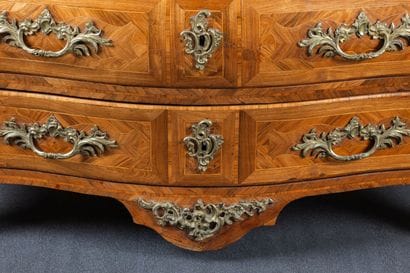 Commode bombée et galbée en façade et sur...