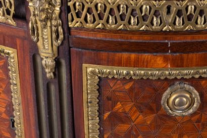 Commode demi-lune en marqueterie de bois...