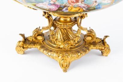 Coupe creuse de forme navette en porcelaine...