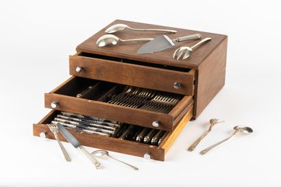 MENAGERE DE TABLE en métal argenté (144 pièces)....