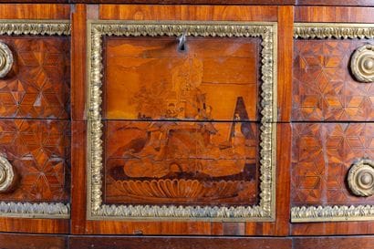 Commode demi-lune en marqueterie de bois...