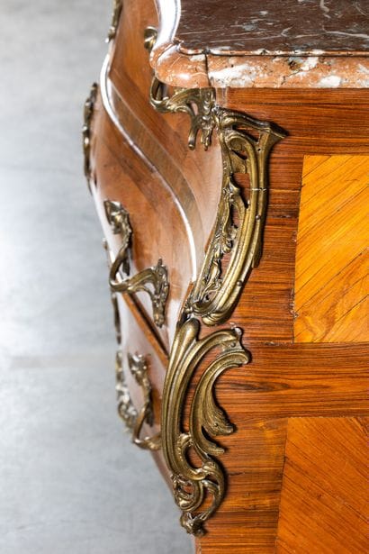 Commode en marqueterie de bois de rose et...