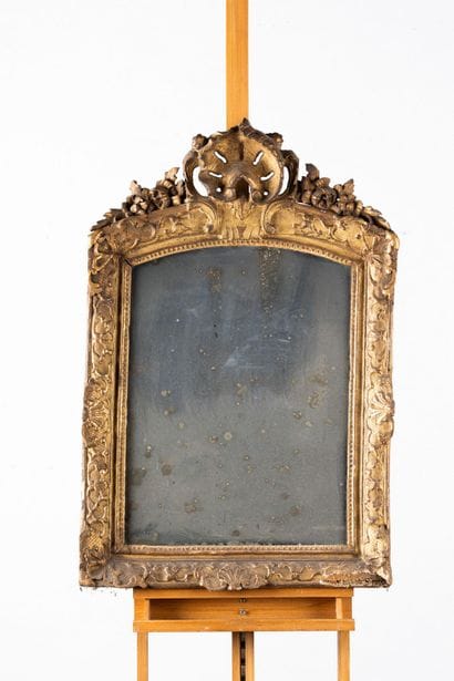 Miroir en bois doré et sculpté de coquilles,...