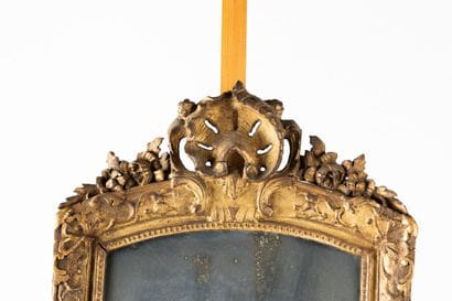 Miroir en bois doré et sculpté de coquilles,...