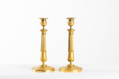 Grande paire de bougeoirs en bronze ciselé...
